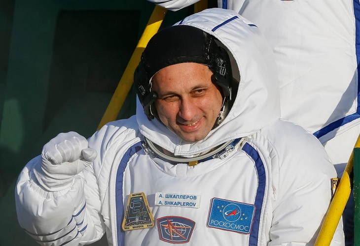 Cosmonautas inician una caminata espacial para integrar el módulo Prichal a la EEI