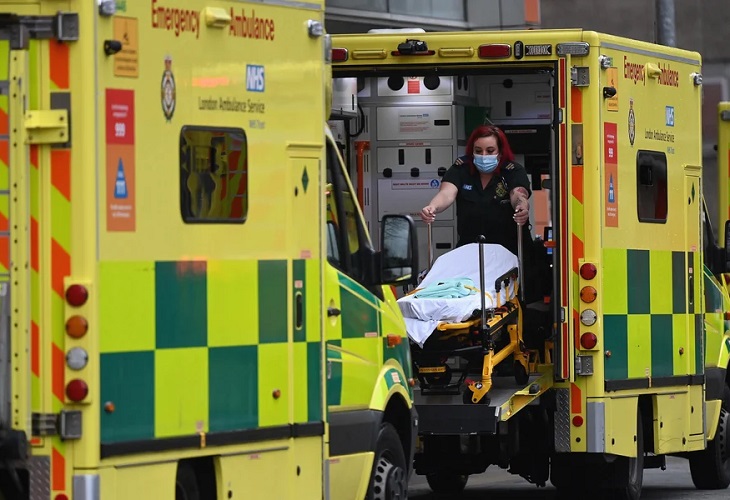 Cuatro hospitales ingleses se declaran en crisis por bajas de personal