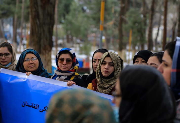 Decenas de mujeres protestan en Kabul contra la opresión de los talibanes