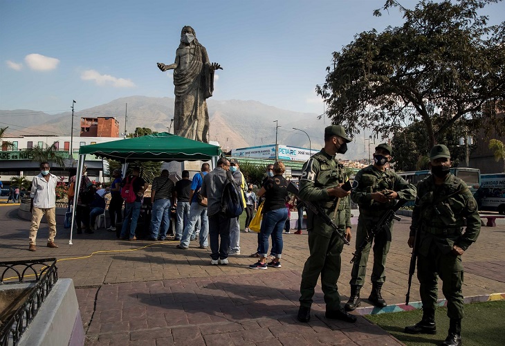 Desinformación y soledad marcan la recolección de firmas para revocar a Maduro