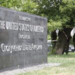 Estados Unidos reduce el personal de su embajada en Ucrania y recomienda dejar el país