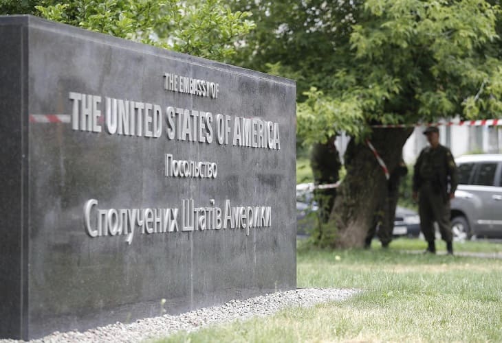 Estados Unidos reduce el personal de su embajada en Ucrania y recomienda dejar el país