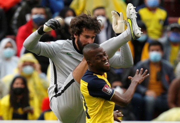 El brasileño Alisson le agradece al VAR por salvarlo de la expulsión en Quito