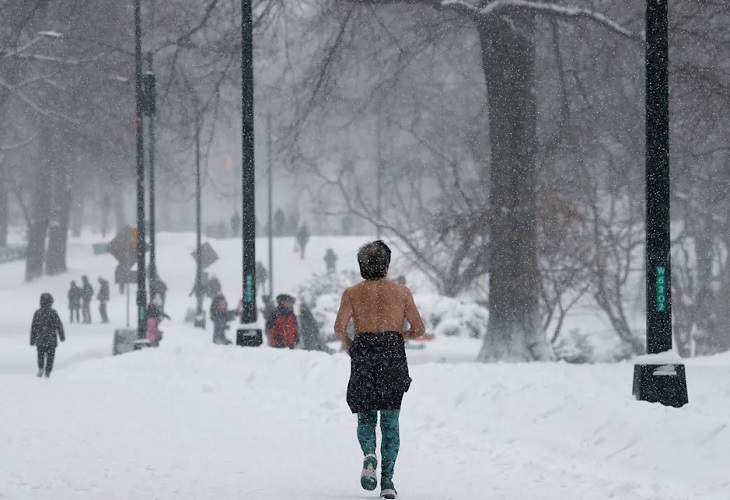 El ciclón bomba en EE.UU. deja nieve, frío, cortes de luz y suspensión de vuelos