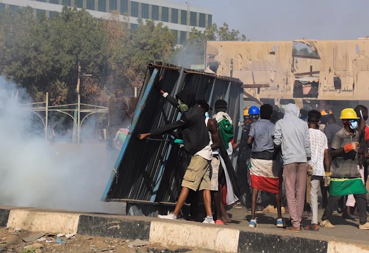 El líder militar de Sudán ordena investigar la muertes registradas en las últimas protestas
