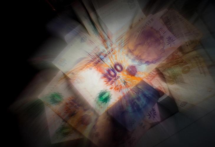 El peso argentino, la moneda igual a un dólar que hoy no vale medio centavo