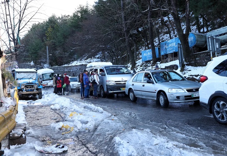 Elevan a 22 los turistas muertos en un atasco durante una nevada en Pakistán