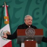 Estatua de López Obrador recién desvelada es derribada en centro de México
