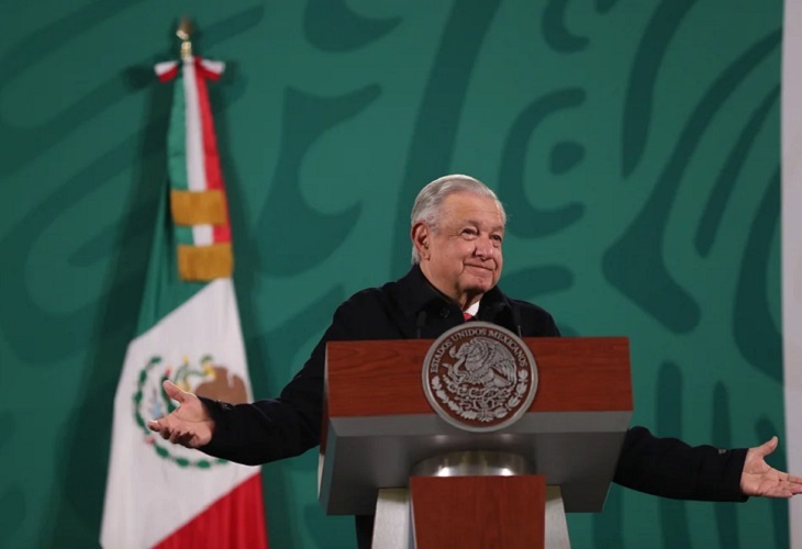 Estatua de López Obrador recién desvelada es derribada en centro de México