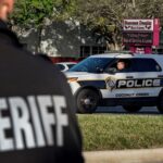 Expolicía acusado de negligencia en masacre en EEUU puede visitar el colegio