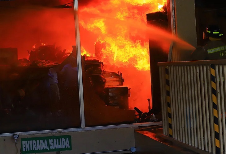 Incendio consume varios negocios en mercado en segunda ciudad de Honduras