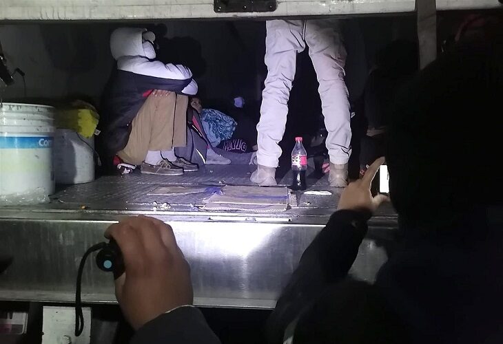 Interceptan a 65 migrantes hacinados en un tráiler en el norte de México