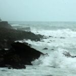 La marea alta origina un derrame de petróleo en la costa de Lima en peru