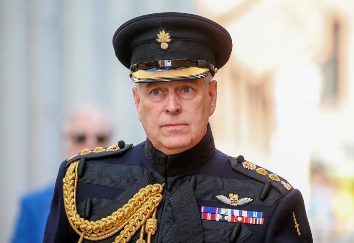 La reina retira los títulos militares al príncipe Andrés por un escándalo de abuso sexual a una menor