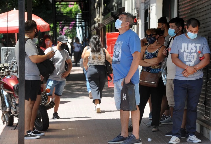 La variante ómicron golpea Argentina en plenas vacaciones de verano