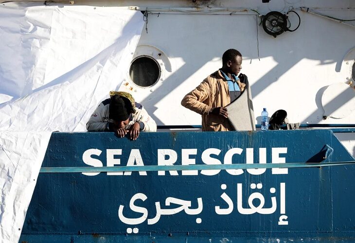 Los 440 migrantes rescatados por el Sea Watch desembarcan en Italia