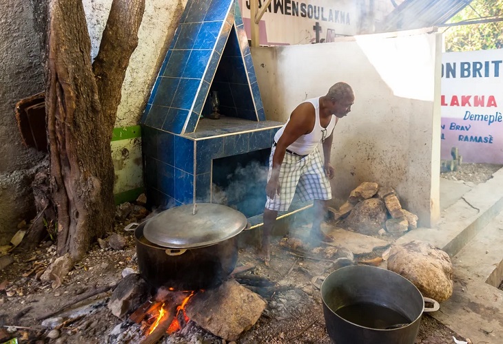Los haitianos celebran la independencia consumiendo la sopa de la libertad