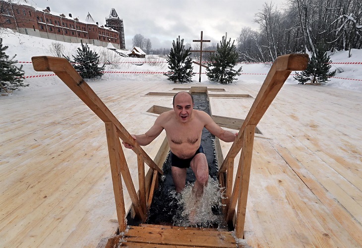Más de 1 millón de rusos se bañan en aguas heladas por la Epifanía ortodoxa