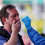 Ómicron y el desapego a la mascarilla facilitan la nueva ola de covid-19 en Ecuador