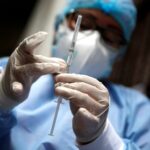 Pfizer dice que tendrá lista en marzo una nueva vacuna contra ómicron
