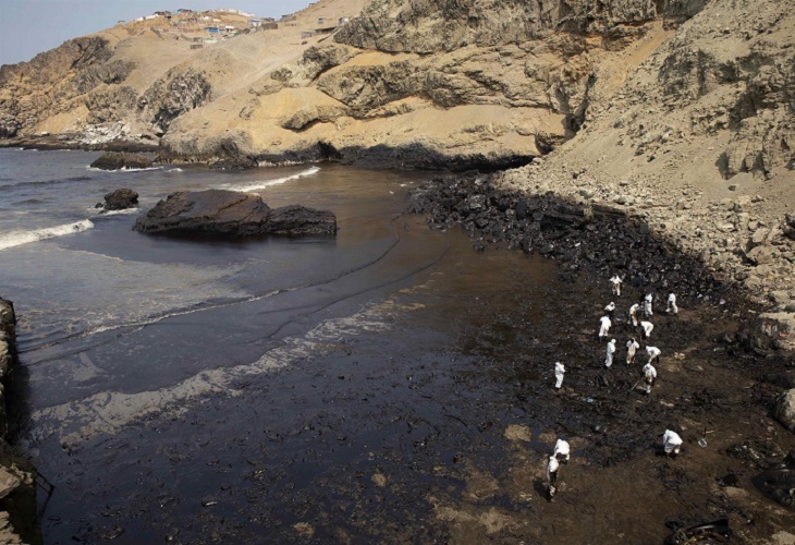 Playas negras, aves muertas y las miradas contra Repsol en el derrame de Perú