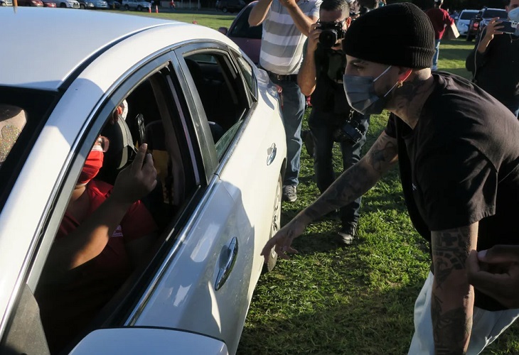 Rauw Alejandro y Wisin reparten regalos en Puerto Rico en víspera de Reyes