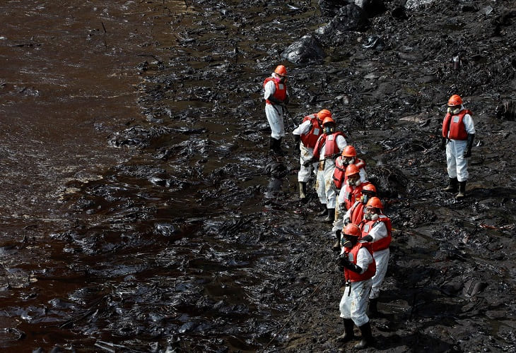 Retirados 4.000 galones de crudo derramado en zona reservada marítima de Perú