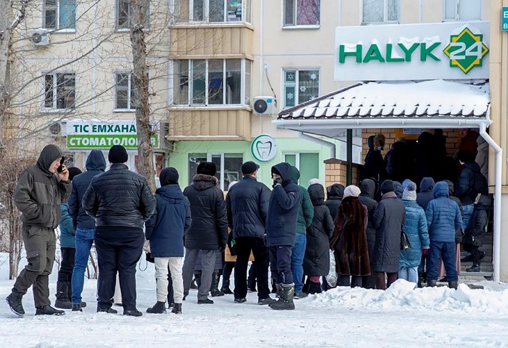 Sin internet, colas en bancos y tiendas y repatriación turistas en Kazajistán