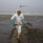 Suben a 24 las playas contaminadas por el derrame de petróleo en Perú