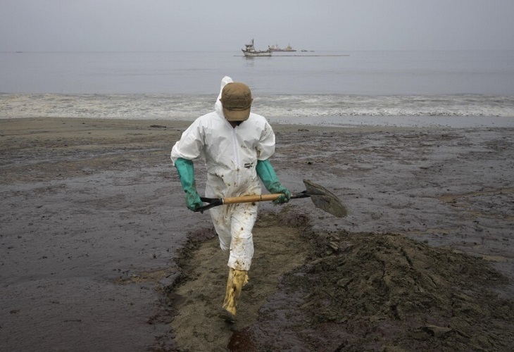 Suben a 24 las playas contaminadas por el derrame de petróleo en Perú