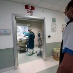 Suspenden a casi 2.000 médicos que trabajaban sin vacunar en Italia