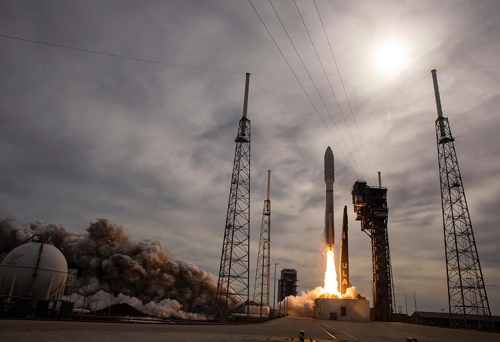 Un cohete Atlas despega desde Florida con dos satélites del Ejercito de EE.UU.
