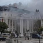 Un incendio aún activo golpea a la casa de la democracia en Sudáfrica