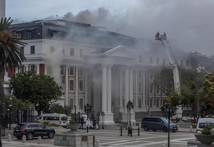 Un incendio aún activo golpea a la casa de la democracia en Sudáfrica