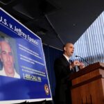 Una jueza retira los cargos contra los dos guardas que vigilaban a Epstein