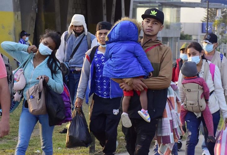 Unos 800 inmigrantes dejaron Honduras y cruzaron a Guatemala en ruta a EE.UU.