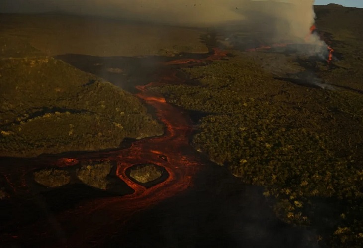 Volcán de Ecuador continúa su actividad eruptiva en isla de Galápagos