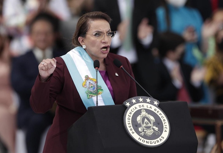 Xiomara Castro asume la Presidencia de una Honduras sumida en crisis