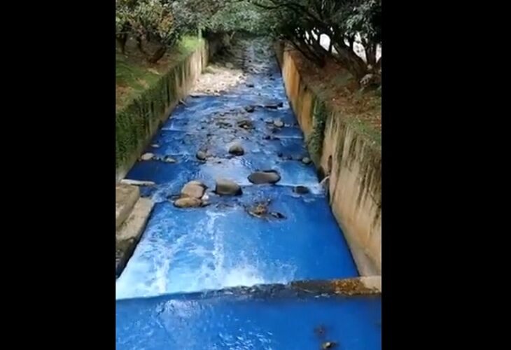 Aguas de la quebrada La Ayurá bajaron de color azul durante horas