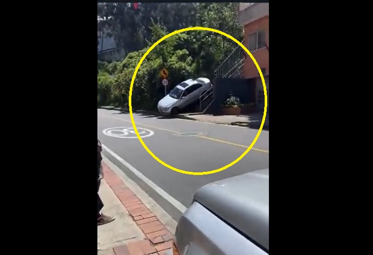 En Bogotá, un intrépido conductor bajó un costoso auto por unas escaleras