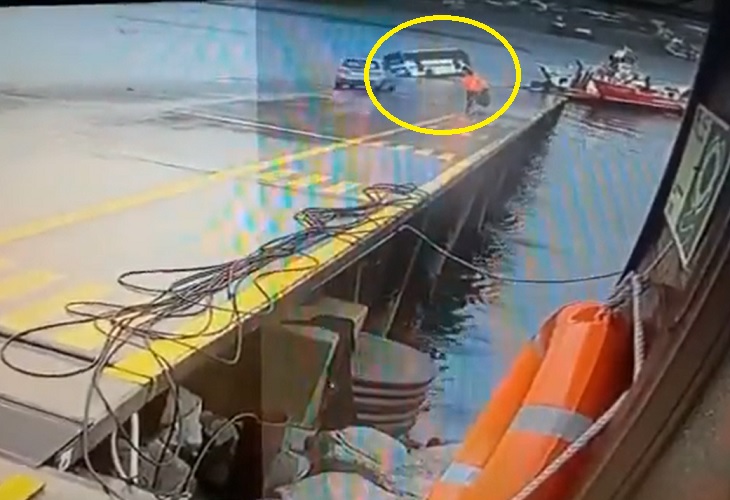 Bus de pasajeros cae al mar en Calbuco, el conductor sobrevive