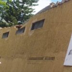 Muro cayó sobre 2 personas en vía al Colegio Carmelitano, en Bello