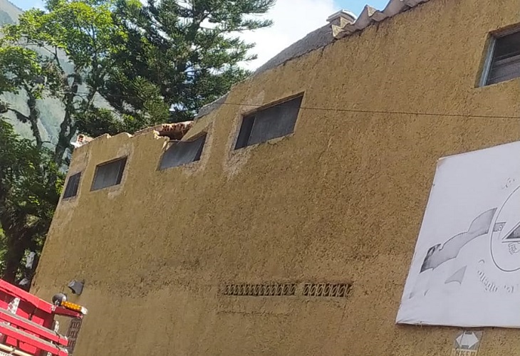 Muro cayó sobre 2 personas en vía al Colegio Carmelitano, en Bello