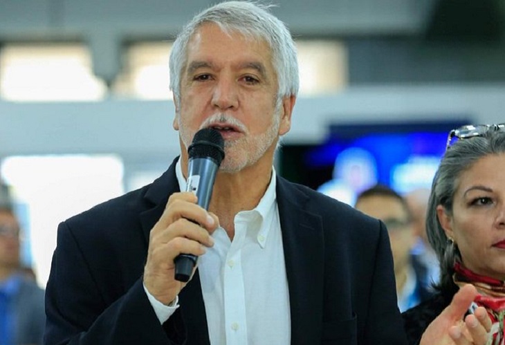 Enrique Peñalosa sufre el COVID y lo internan en el Hospital Simón Bolívar