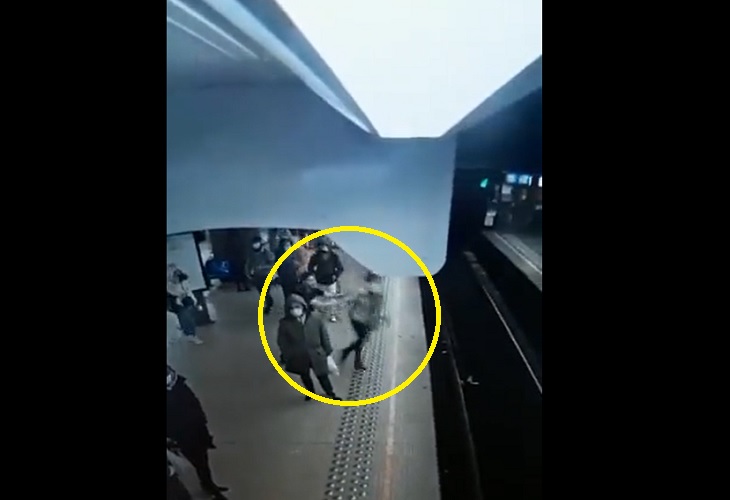 Mujer es lanzada de un empujón a la vía del Metro de Bruselas y logra salvarse