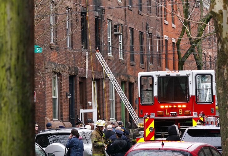 Trece muertos, siete de ellos niños, en el incendio de un edificio en Filadelfia
