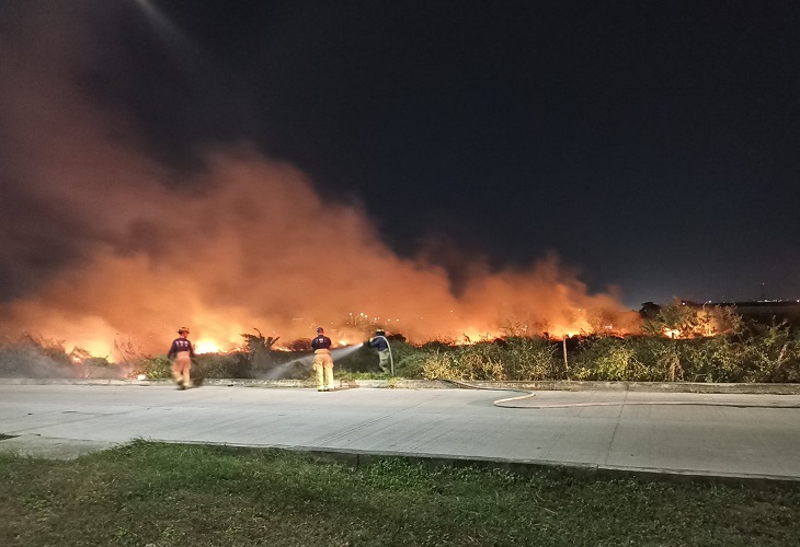 Bomberos de Barranquilla controlan incendio en urbanización Caribe Verde