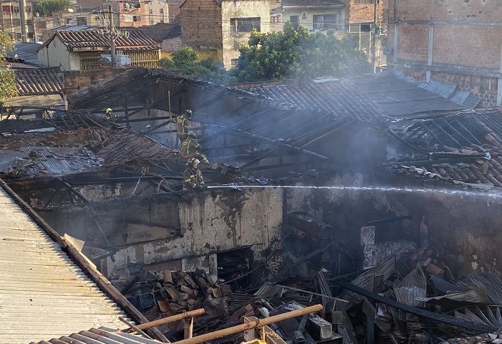 7 locales comerciales fueron consumidos por voraz incendio en centro de Medellín
