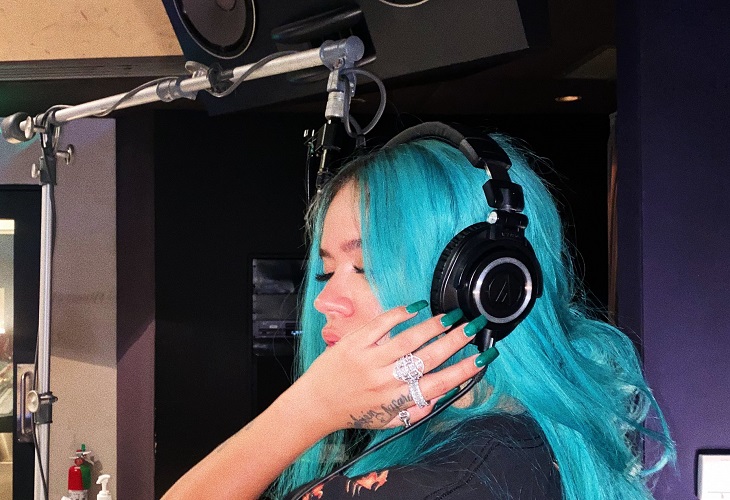Karol G lanza tremenda pulla en concierto: "Se metió en mi relación"