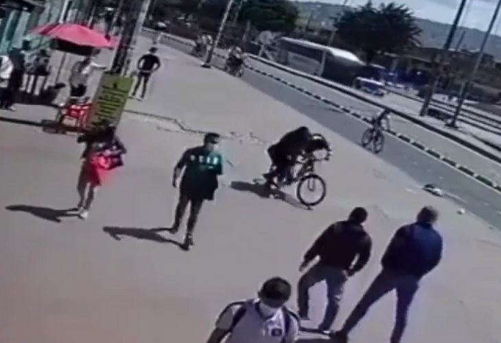 Mujer alcanza a ladrón que le robó el celular en Bogotá y le quita hasta una bici